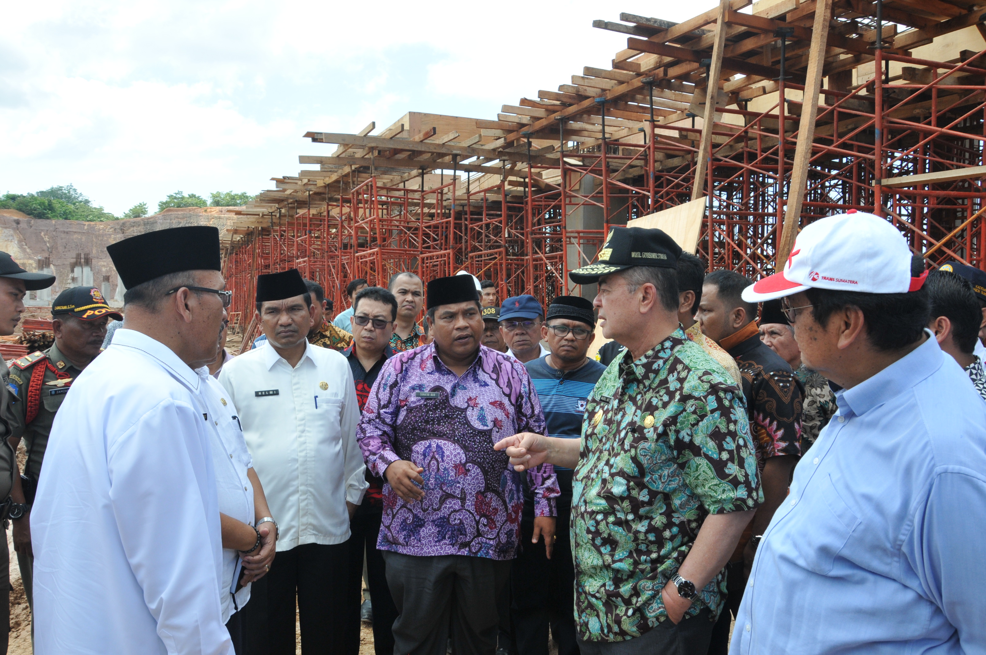 Wakil Gubernur Sumatera Barat, Nasrul Abit meninjau pembangunan stadion utama Sikabu, Padang Pariaman dalam rangka persiapan pembukaan MTQ nasional 2020 di Sumbar.ist