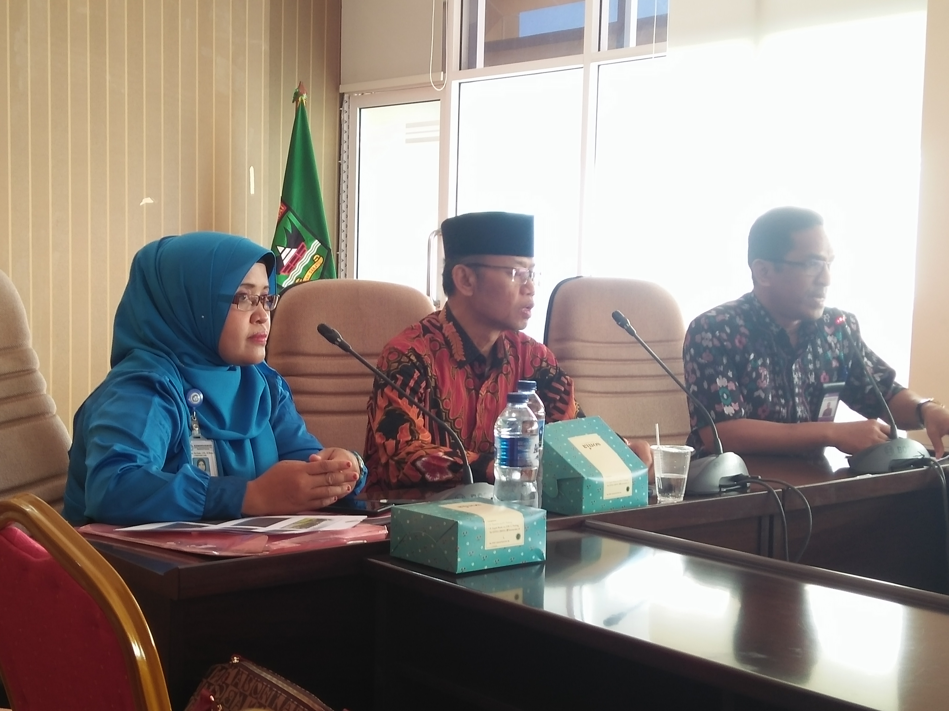 Kepala Pusat Pembinaan Bahasa dan Sastra, Dr. Harja Danu Ismadi pada kegiatan, kebijakan pembinaan bahasa dalam pengutamaan bahasa negara di ruang publik yang digelar Balai Bahasa Sumatera Barat, Selasa (2/4) di ruang rapat kantor gubernur Sumbar.