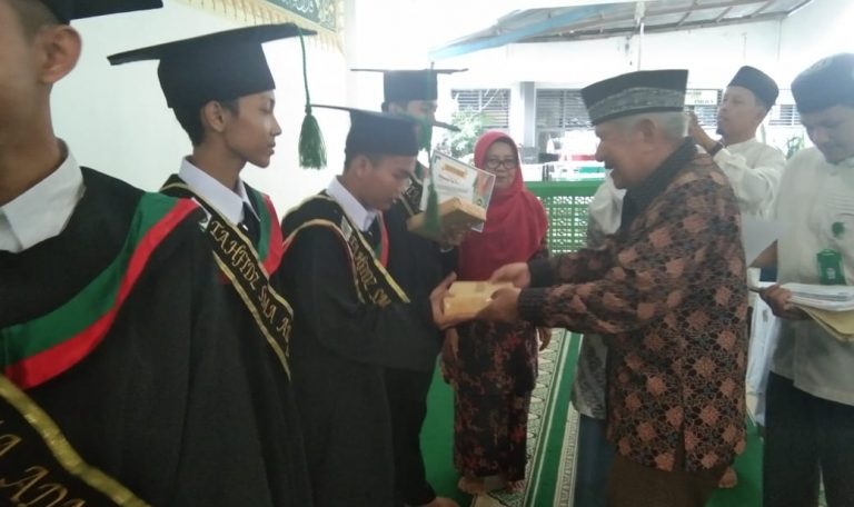 Puluhan Siswa SMA Adabiah Wisuda Tahfizh