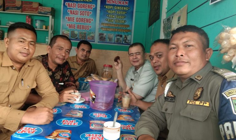 Melepas Penat, Nasrul Abit  Mengopi di Warung Pinggiran Jalan