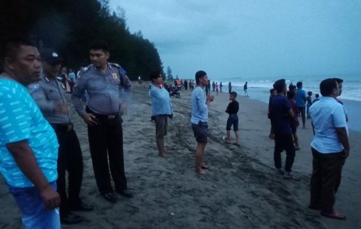 Mahasiswa Raib Diseret Arus Gelombang Pantai Ketaping Padang Pariaman