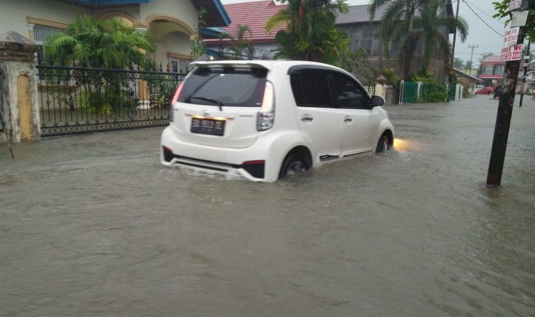 Hujan Diperkirakan Sampai Magrib, Pengendara Mudik di Sumbar Harap Waspada