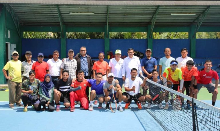 Petenis Lapangan Pra PON Sumbar Uji Coba dengan Petenis Sumut