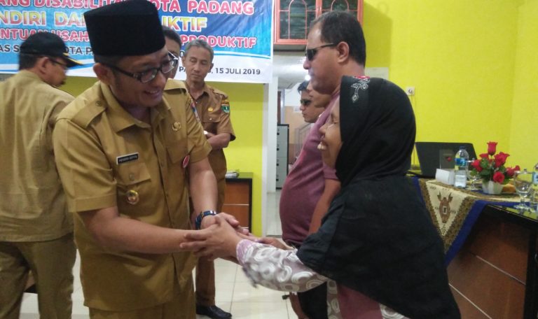 Dinas Sosial Padang Serahkan Bantuan UEP Bagi Penyandang Disabilitas