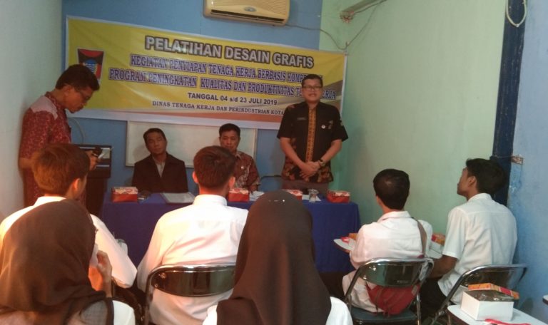 Disnakerin Padang Latih Puluhan Tamatan SLTA jadi Disainer Grafis