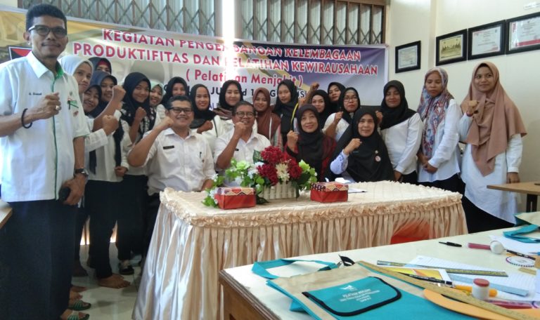 Belasan Lulusan SLTA Dilatih Disnakerin Padang Keterampilan Menjahit