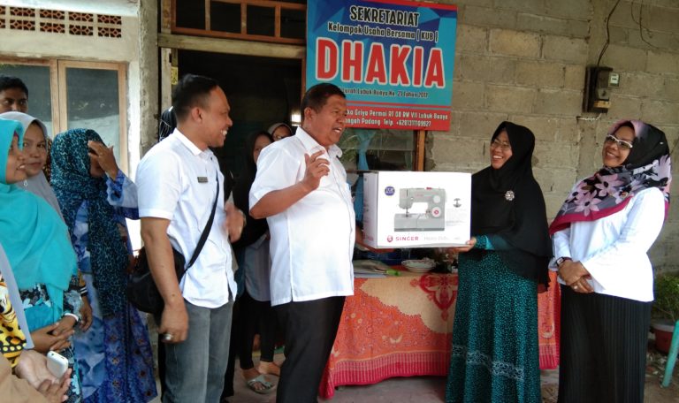 Disnakerin Padang Salurkan Bantuan Mesin Jahit ke Kube Dhakia