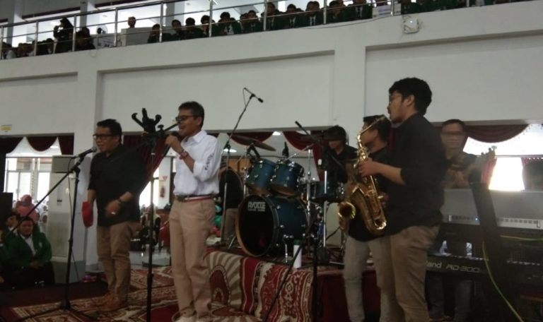 Lewat Lagu, Gubernur Sumbar Motivasi 6. 500 Mahasiswa Baru Unand 