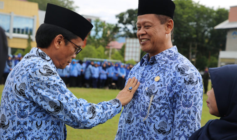 Pengibaran  Merah Putih HUT RI ke-74 di Lapangan Sepakbola FIK UNP Berlangsung Khidmat
