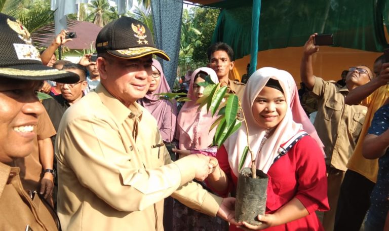 Wagub Sumbar Salurkan 2.000 Bibit Tanaman Produktif ke Warga Padangpariaman 