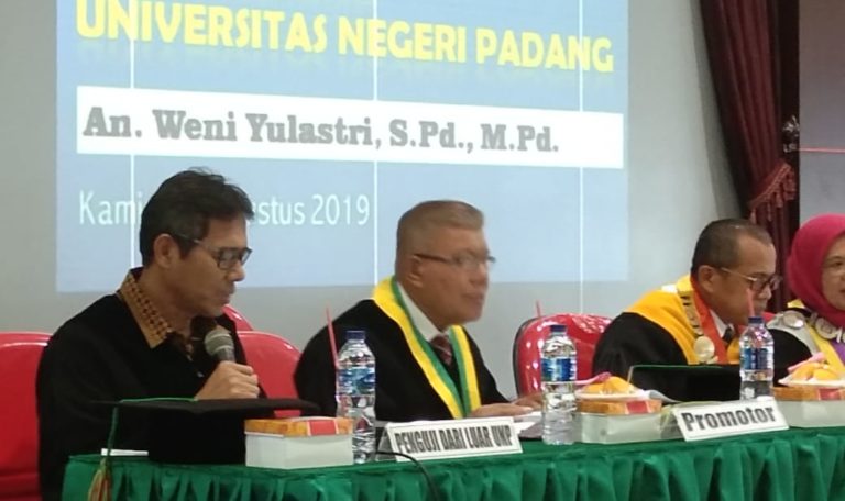 Gubernur Irwan Prayitno jadi Penguji Sidang Program Doktor Weni Yulastri di UNP 