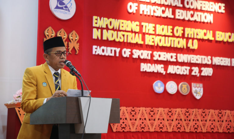 Rektor UNP Harapkan Sivitas Akademik FIK Tumbuhkan Budaya Riset