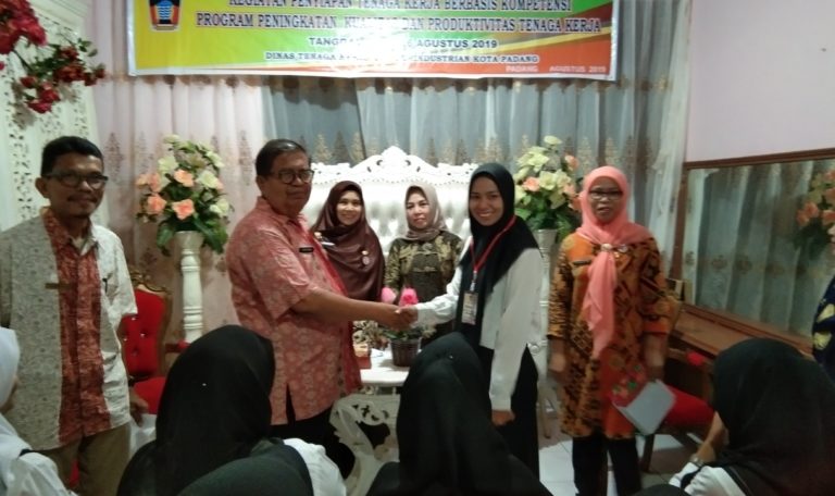 Belasan Tenaker Perempuan Dilatih Disnakerin Padang jadi Penata Rias