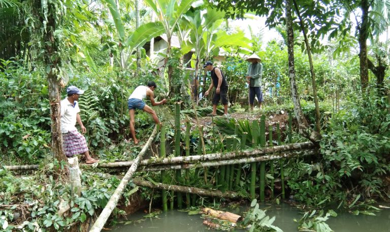 Warga Lapau Manggih Goro Mematok Jalan Lingkungan yang Terban