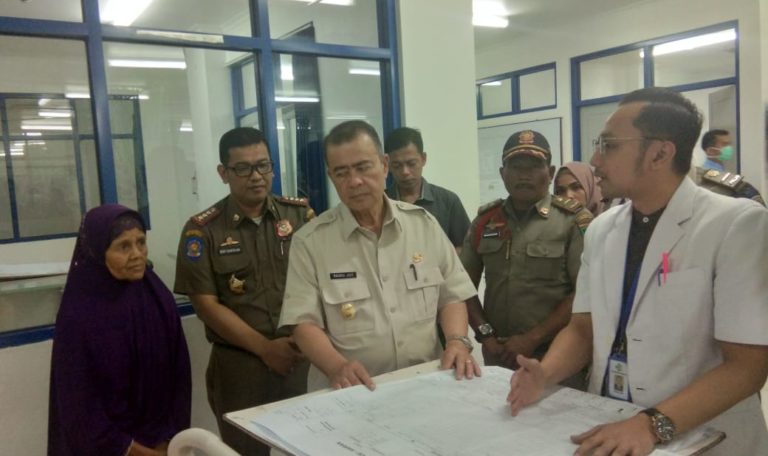 Wagub Sumbar Jenguk Personel Satpol PP yang Tak Sadarkan Diri Lima Hari