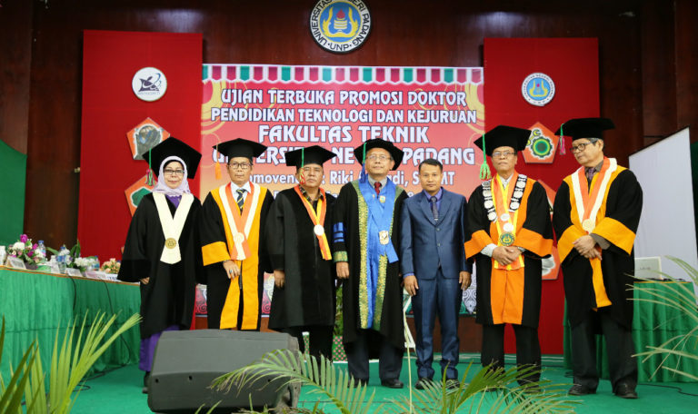 Usai Ujian, Riki Adriadi Dosen UPI YPTK dan UBH Sandang Gelar Doktor
