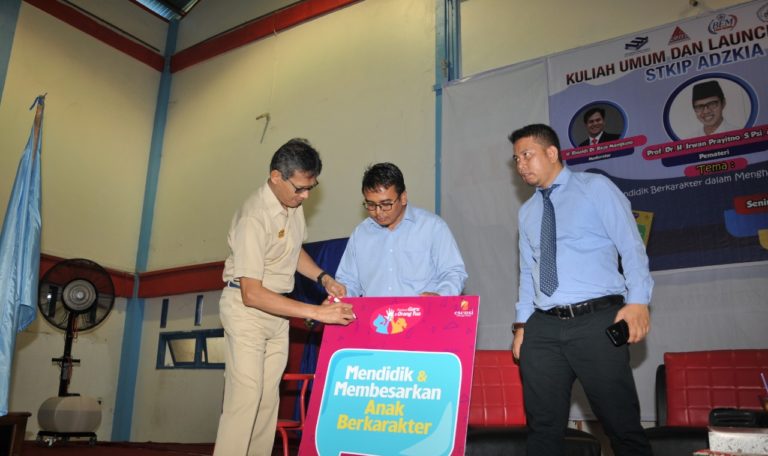 Gubernur Sumbar Bedah Buku Mendidik dan Membesarkan Anak Berkarakter