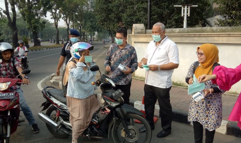 Peduli Kabut Asap, Prodi Ilmu Lingkungan dan Himes Bagi-bagi Masker 