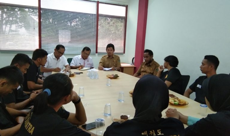 Belasan Taekwondoin Dilepas Sekum KONI Sumbar ke Pra PON