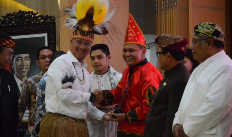 Program Banjamsos Dinsos Sumbar Sukses, Irwan Basir Terima Plakat Penghargaan dari Mensos RI