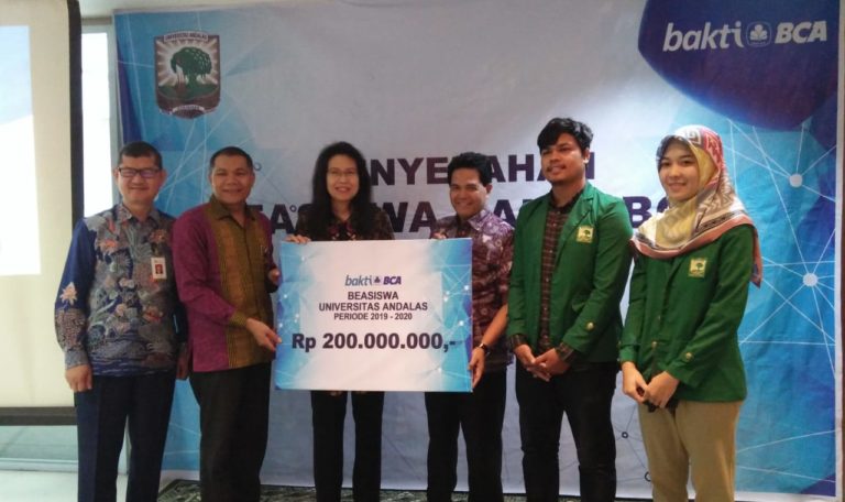 BCA Serahkan Beasiswa Rp200 Juta bagi Mahasiswa Berprestasi di Unand