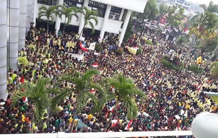 Aksi Mahasiswa di Gedung DPRD Sumbar Panas, Foto Jokowi Hilang di Ruang Paripurna