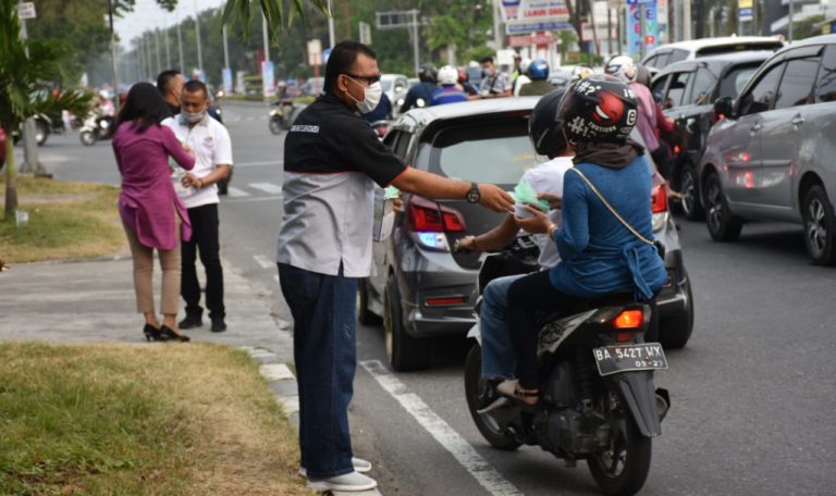 Teruci Chaprendang Bagi-bagi Masker di Dua Kota