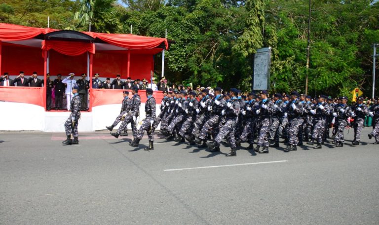 Danlantamal II Padang Menerima Penghormatan Defile Saat Peringatan HUT TNI 2019
