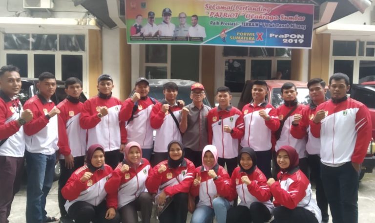 18  Atlet Gulat Sumbar Dilepas Berburu Tiket PON ke Jakarta 