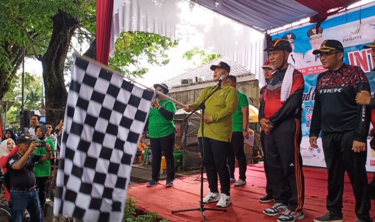 Ribuan Peserta Sepeda Santai Internasional Gowes Siti Nurbaya Asventure III Dilepas Wagub