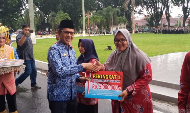 Gubernur Sumbar Serahkan Penghargaan Kepada Pemuda Pelopor Bangsa