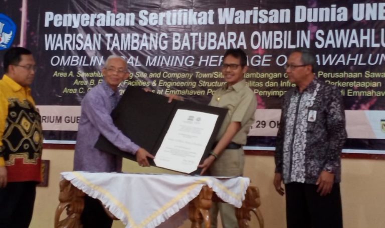 Gubernur Sumbar Terima Sertifikat Warisan Dunia UNESCO  Tambang Batubara Ombilin Sawahlunto