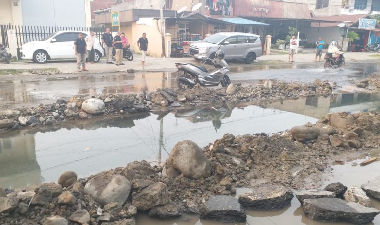 Dinas PUPR Main Keruk Saja, Pipa Pecah, Layanan PDAM Padang Terganggu