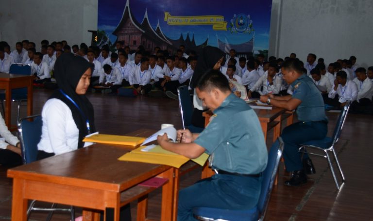 Administrasi 176 Calon Perwira Prajurit Karier TNI AL Diperiksa di Mako Lantamal II Padang