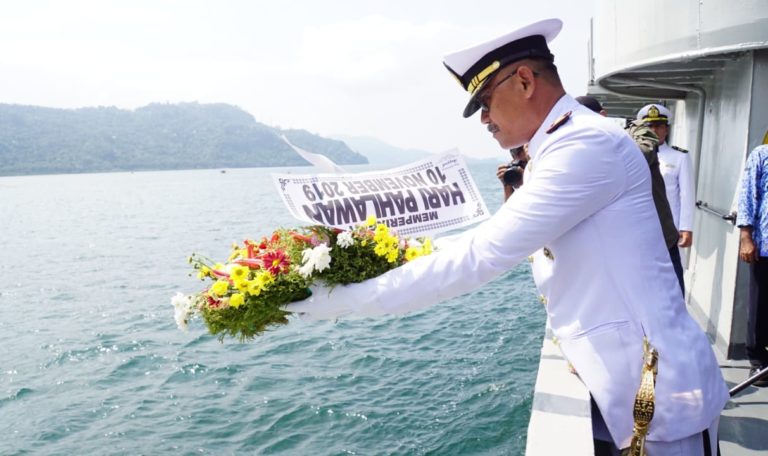 Peringatan Hari Pahlawan, Tabur Bunga Dilaksanakan di Atas KRI Kelabang 826