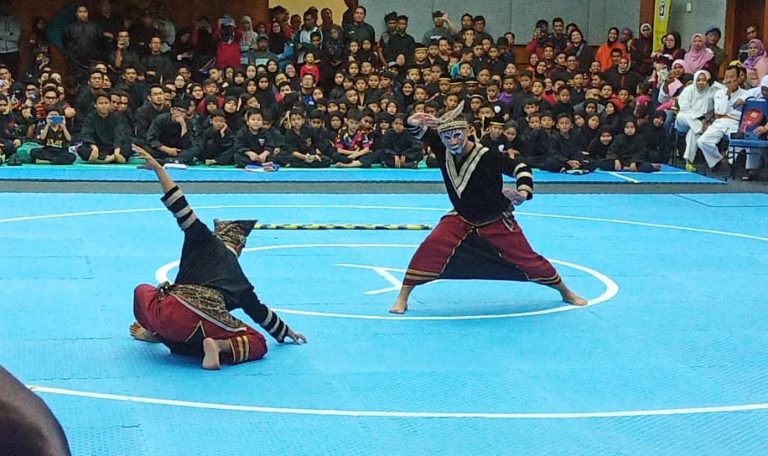 Tim Seni FBS UNP Tampil di Universiti Malaya Malaysia