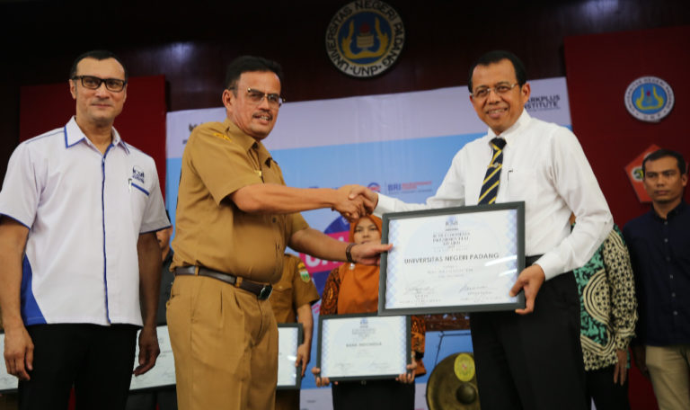 Rektor UNP Terima Anugerah ICSB Presidential Award