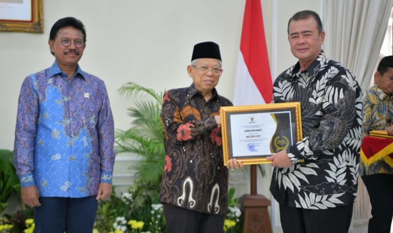 Wagub Sumbar Terima Penghargaan Keterbukaan Informasi Publik sebagai Provinsi Informatif