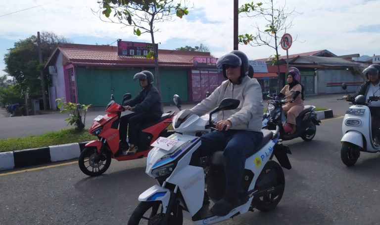 Wagub Sumbar Uji Coba Kendarai Sepeda Motor Listrik Bersama PLN