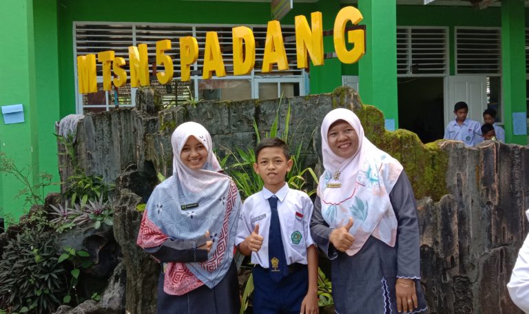 MTsN 5 Padang Apresiasi Siswa Berprestasi di Kejurprov Bulutangkis 2019