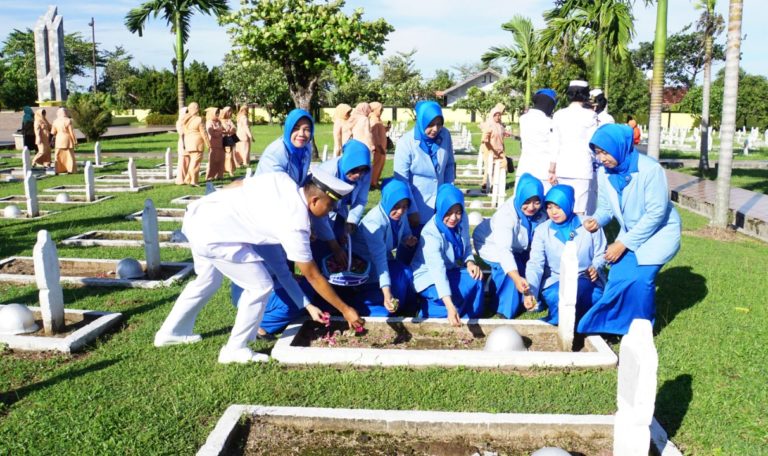 Peringati Hari Ibu ke-91,Kowal dan Jalasenastri Lantamal II Padang Ziarah 