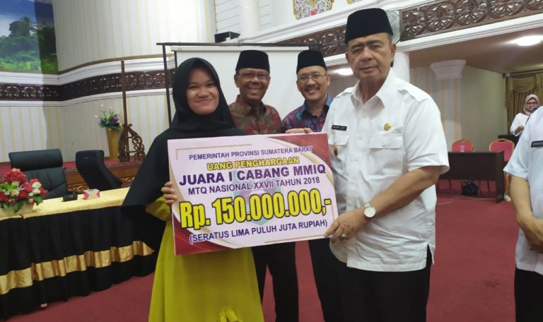 Wagub Nasrul Abit Serahkan Bonus Kafilah Pemenang MTQ Medan 2018