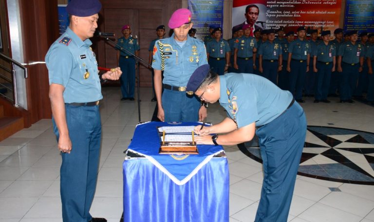 Asintel Serahkan Jabatan kepada Komandan Lantamal II Padang 