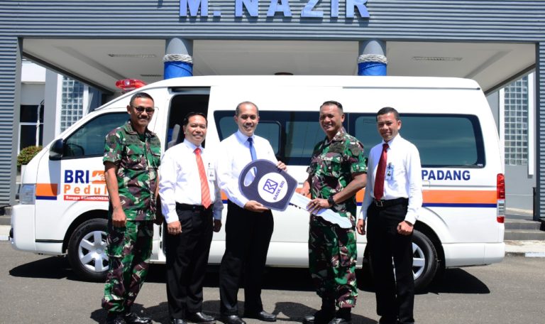 Danlantamal II Padang Terima 1 Unit Ambulance CSR Bank Rakyat Indonesia