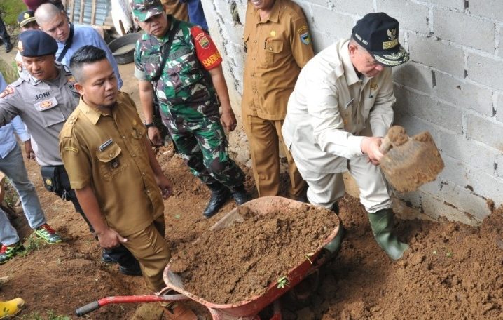 Wagub Sumbar Nasrul Abit  Tinjau Lokasi Longsor di Pesisir Selatan