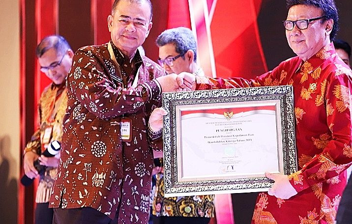 Penprov Sumbar Terima Penghargaan SAKIP 2019 Predikat BB dari MenPAN RB