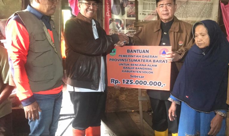 Nasrul Abit Serahkan Bantuan Rp125 Juta bagi Dampak Banjir Muaro Paneh dan Sungai Durian
