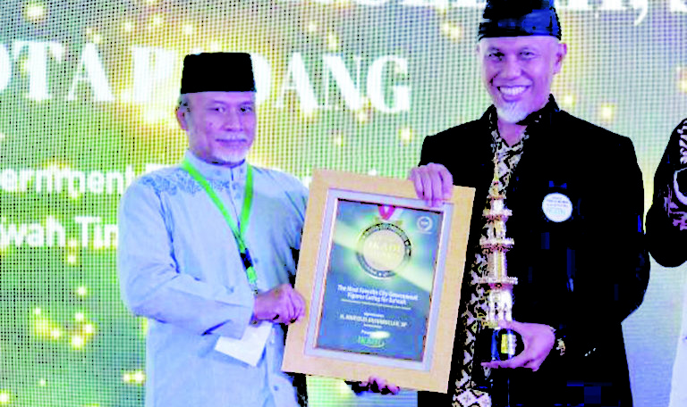 Wako Mahyeldi Diganjar Penghargaan Grand IKADI Award 2020