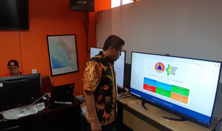 Gugus Tugas Percepatan Penanganan Corona Semprotkan Disinfektan pada Fasilitas Umum