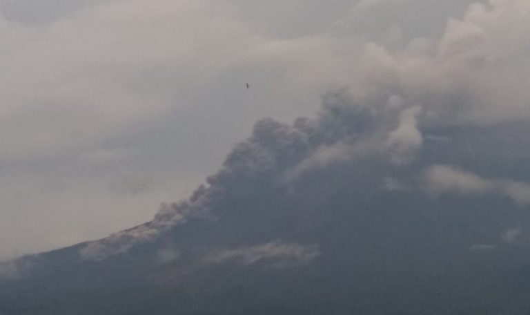 Gunung Semeru Keluarkan Awan Panas Sejauh Tiga Kilometer